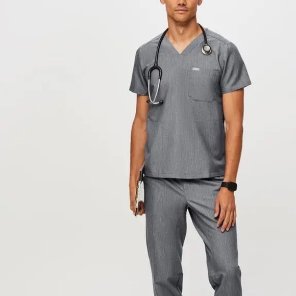 FIGS Chisec Three-Pocket MEN Scrub Top in Graphite size Small V-neck - Picture 2 of 7